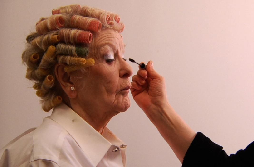 Elaine Stritch getting her make-up on